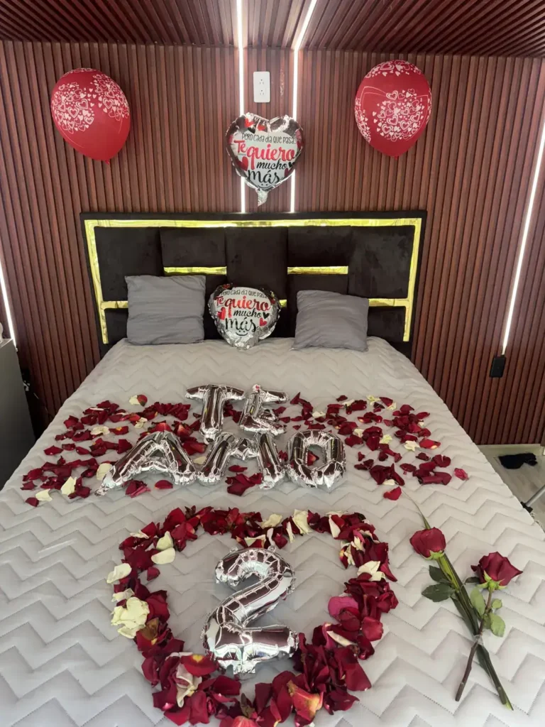 Montaje romántico opcional con pétalos y globos.